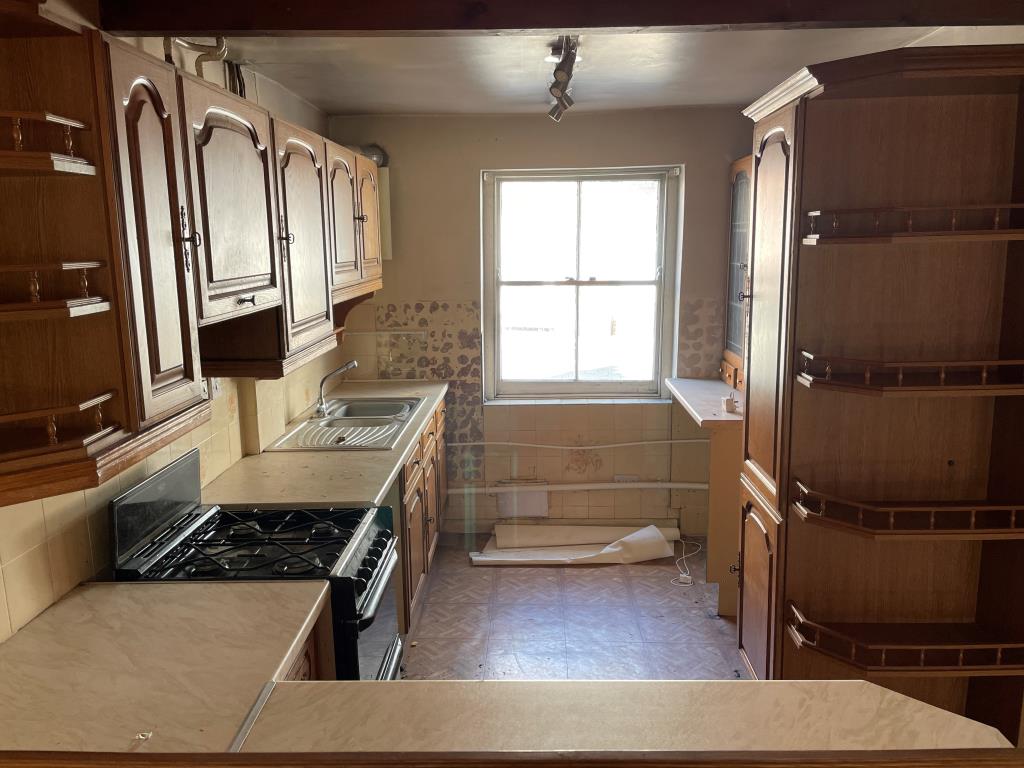 Lot: 46 - TWO-BEDROOM END-TERRACE IN GOOD LOCATION - Kitchen with built in units